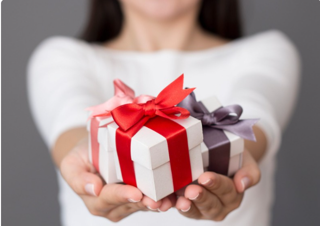 "14 Fevral" - Hədiyyə qalmaqalı: bahalı hədiyyə istəyən qadınlar haqlıdır, yoxsa bundan boyun qaçıran kişilər? - AÇIQLAMA