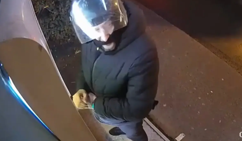 Eyni bankın 15 fərqli bankomatından minlərlə pul ogurladı