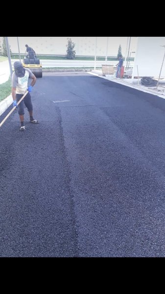 Yüksək keyfiyyətli asfalt örtüyünün döşənməsi!