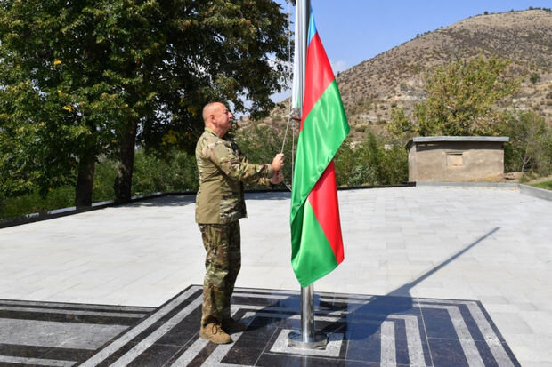 Prezident Laçın şəhərində Azərbaycan Bayrağını ucaldıb - FOTO/VİDEO