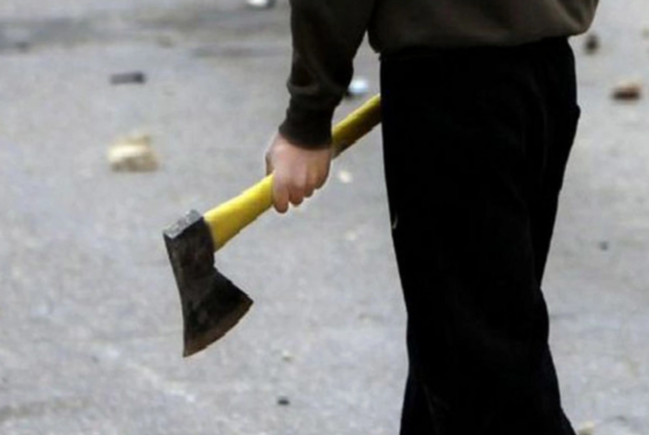 Göygöldə dava: Qayınata gəlinini balta ilə vurdu