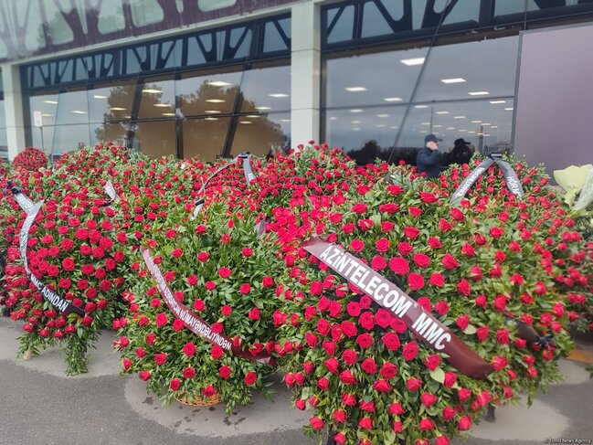 Ekipaj üzvlərinin cənazələri vida üçün aeroporta gətirildi - Foto