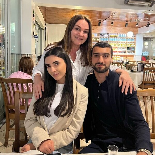 Mahir Emreli bacısı ilə aktrisanın qonağı oldu (FOTO)