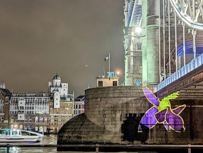 Britaniyada binalar bayrağımızın rənglərinə boyandı - Fotolar