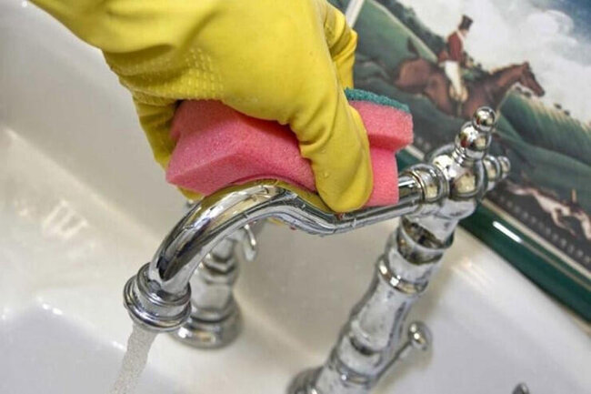 Nə sirkə, nə də soda: Ərpli kranı saniyələr içində parladır