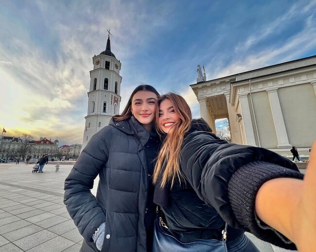 Van Dammın gəlini gimnast bacısı ilə - FOTO