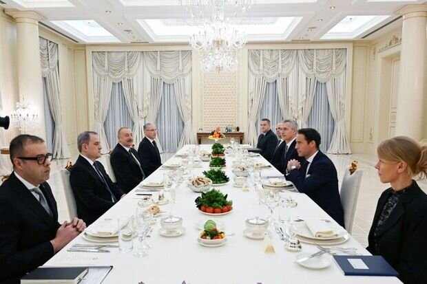 Prezident İlham Əliyevin NATO baş katibi ilə şam yeməyi əsnasında geniş tərkibdə görüşü olub