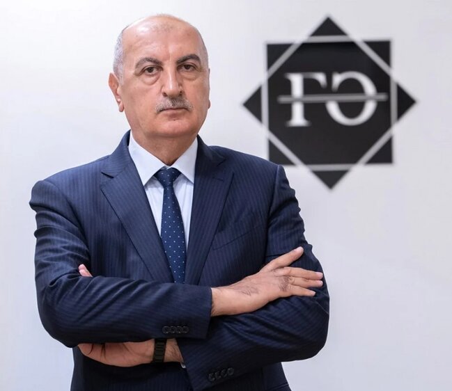 Bəyin atası da idarə rəisi işləyib - Foto