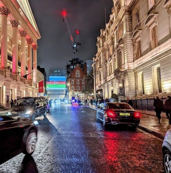 Britaniyada binalar bayrağımızın rənglərinə boyandı - Fotolar