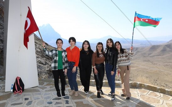 "Naxçıvan" Universitetinin tələbələri Əlincə qalasına yürüş ediblər