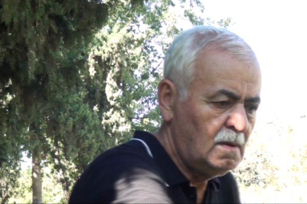 71 yaşlı kişidən örnək addım: Parkı pulsuz təmizləyir - VİDEO
