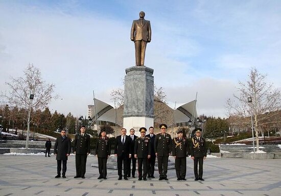 Zakir Həsənov Ankarada ulu öndərin abidəsini ziyarət edib - FOTO