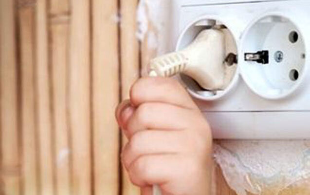 6 yaşlı uşağı elektrik vurub öldürdü