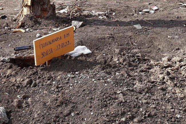 Mariupolda sakinlər yaxınlarını küçələrdə dəfn edirlər – FOTOLAR