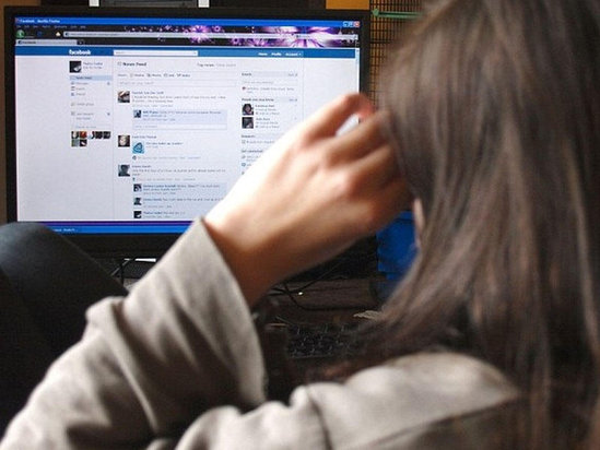 ŞOK ! Valideynləri 18 yaşlı qızlarının çılpaq şəkillərini YAYDI, qız isə...