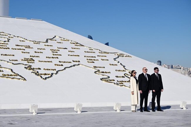 Prezident xanımı və oğlu ilə Bayraq Meydanında - Fotolar