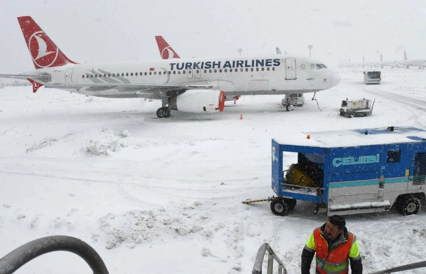 İstanbulda qar fırtınası: Uçuşlar ləğv edildi