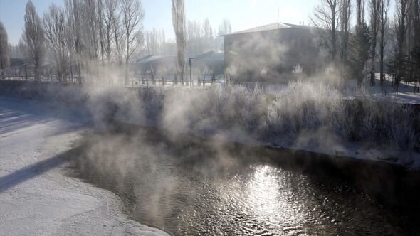 Buz bağlayan Kür çayı, kirpikləri donan sakinlər: 34 dərəcə şaxtanın yaşandığı Ardahandan görüntülər - FOTO