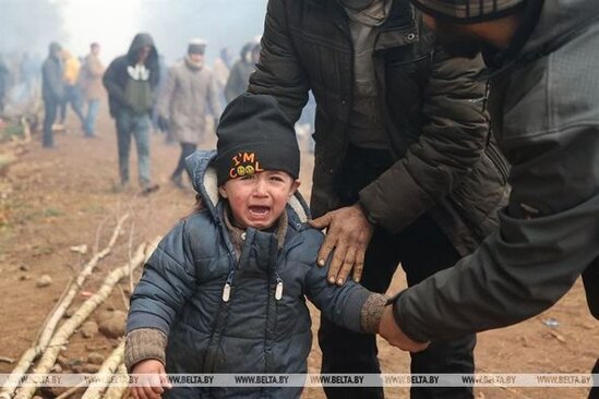 Sərhədçilər miqrantları suya basdılar - FOTO
