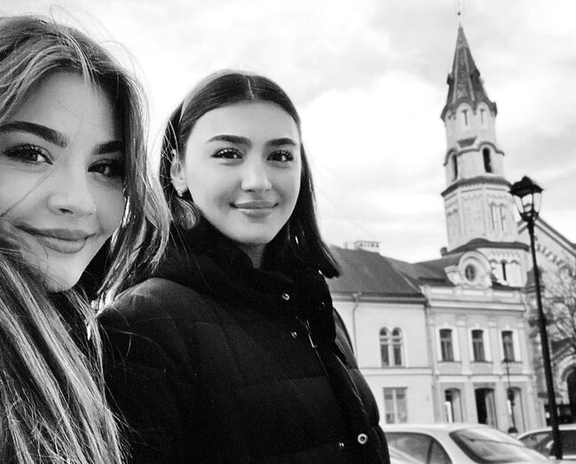 Van Dammın gəlini gimnast bacısı ilə - FOTO