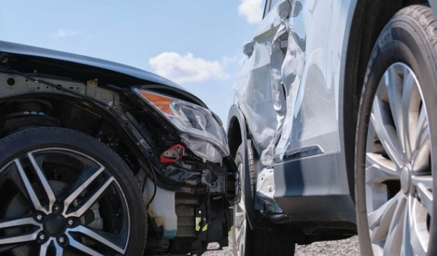 Ağdaşda 14 yaşlı gənc iki avtomobilin arasında qaldı