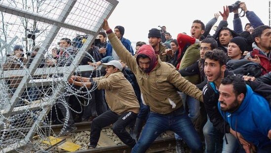 Sərhədçilər miqrantları suya basdılar - FOTO