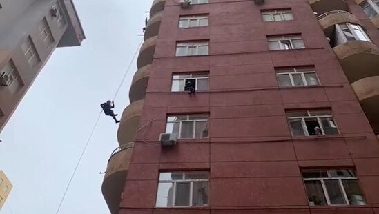 FHN xilasediciləri Yasamalda intihara cəhdin qarşısını aldı - VİDEO