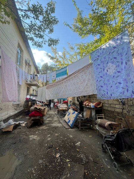 Binanın yararsız vəziyyəti sakinləri narahat edir - FOTOLAR