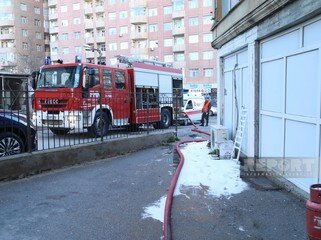 Bakıda yaşayış binasındakı yanğın söndürülüb - YENİLƏNİB + FOTO