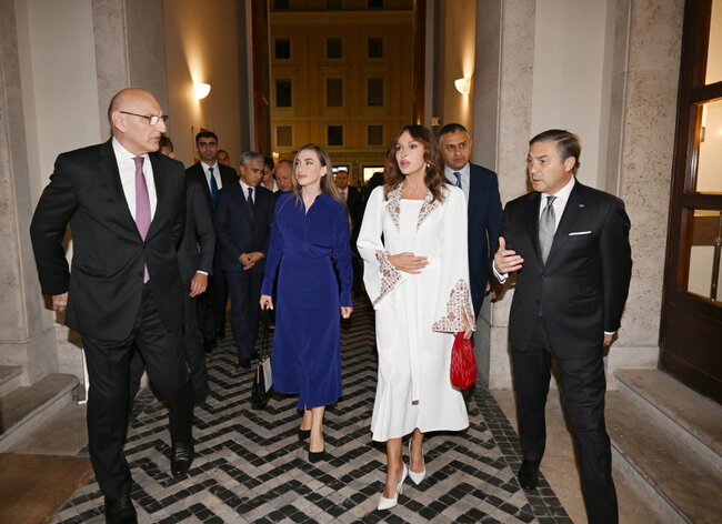 Mehriban Əliyeva səfirliyin inzibati ofisinin açılışında - Fotolar