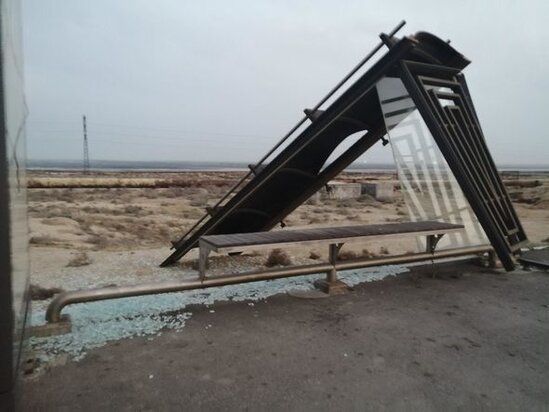 Bakıda güclü külək dayanacağı aşırıb - FOTO