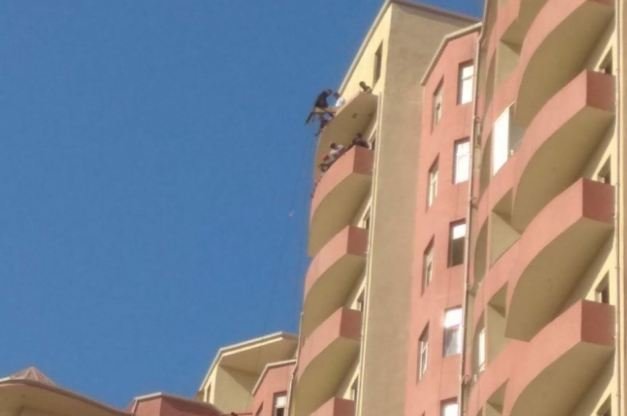 Bakıda pullarını ala bilməyən fəhlələr intihara cəhd edib - VİDEO