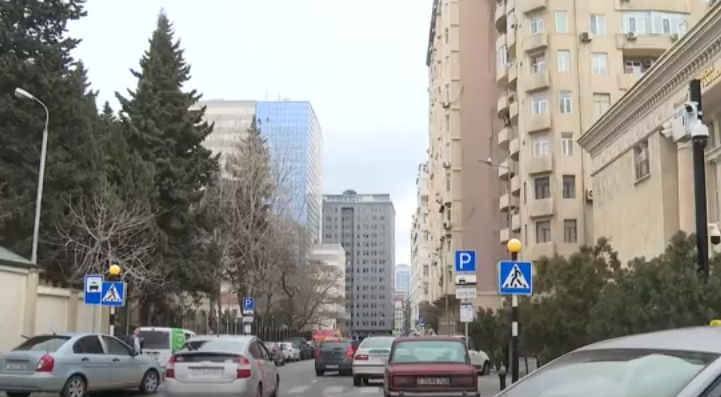 Avtomobillə xəstəxanaya gedənlər parklanma problemi yaşayır: Xəstəxanaların öz işçiləri üçün...