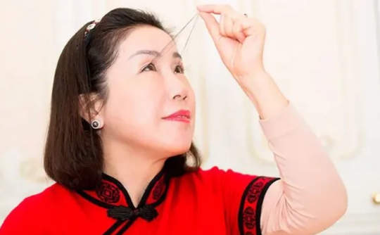 Dünyanın ən uzun kirpikli qadını: Dağda yaşadıqdan sonra kirpiklərim uzanmağa başladı - VİDEO