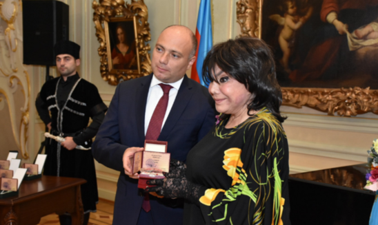 Flora Kərimovaya "Şərəf" ordeni təqdim olunub