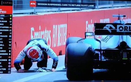 "Formula 1"də ilk qəza - Rassellin bolidi "lyuk"a düşdü