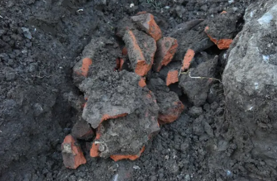 Yolda aparılan təmir işləri zamanı daş qəbir tapıldı - FOTOlar