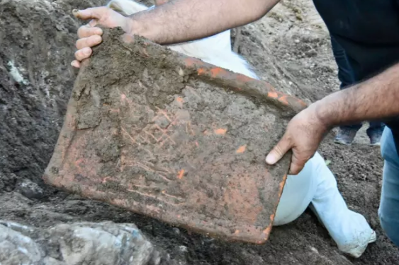 Yolda aparılan təmir işləri zamanı daş qəbir tapıldı - FOTOlar
