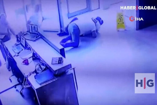 Hoteldə dostunu ziyarət etmək istəyən şəxslə mühafizəçi arasında əlbəyaxa dava - VİDEO