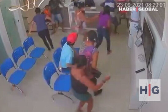 Həkim yeniyetmə pasiyentin qarşısında odlu silahla qətlə yetirilib - VİDEO