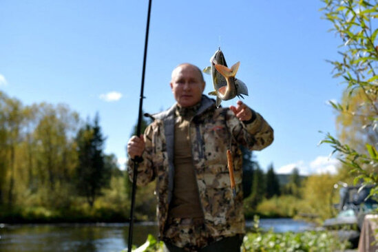 Putinin Sibirdə balıq ovu etməsinin görüntüləri yayıldı - VİDEO