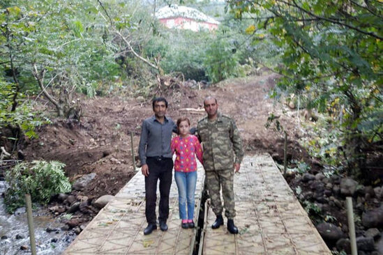 Atasının çiynində məktəbə gedən qızın problemi həll olundu - körpü salındı - FOTO