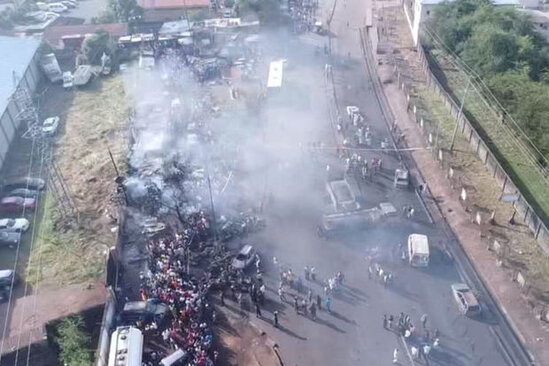 İnsanlar ətrafa dağılan yanacağı daşımaq istədi, dəhşətli partlayış oldu - 100-dən çox ölən var