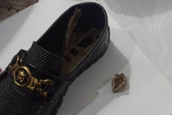 Ata həbsdə olan oğluna ayaqqabının içində narkotik keçirmək istədi