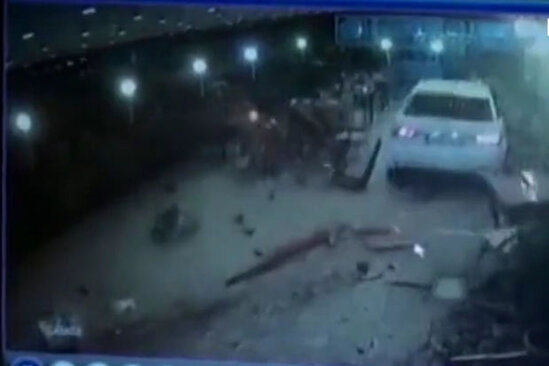 Avtomobil yüksək sürətlə müştərilərin nahar etdiyi restoranın salonuna daxil oldu – ANBAAN VİDEO