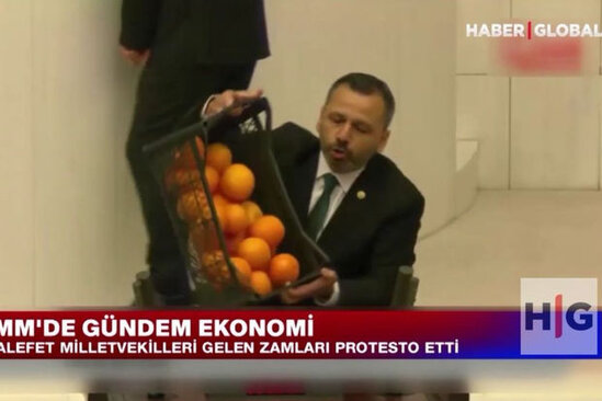 Portağalları parlamentin kürsüsündən yerə tökdü - VİDEO