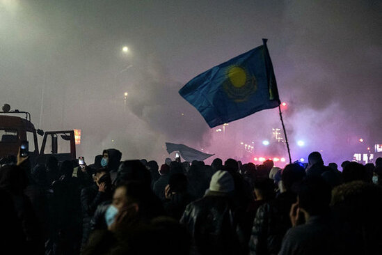 Qazaxıstanda bütün banklar fəaliyyətini dayandırdı