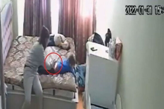 Bakıda uşağa şprislə işgəncə verən dayə polisə çağırılıb