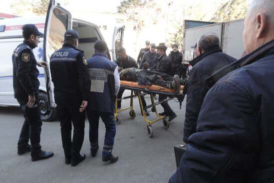 Azərbaycanda fəhlə pulu kəsildiyi üçün özünü yandırdı