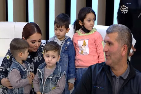 Azərbaycanlı evli qadın "Tik-Tok"da kişi ilə tanış oldu: Dörd uşağını atıb qaçdı - VİDEO